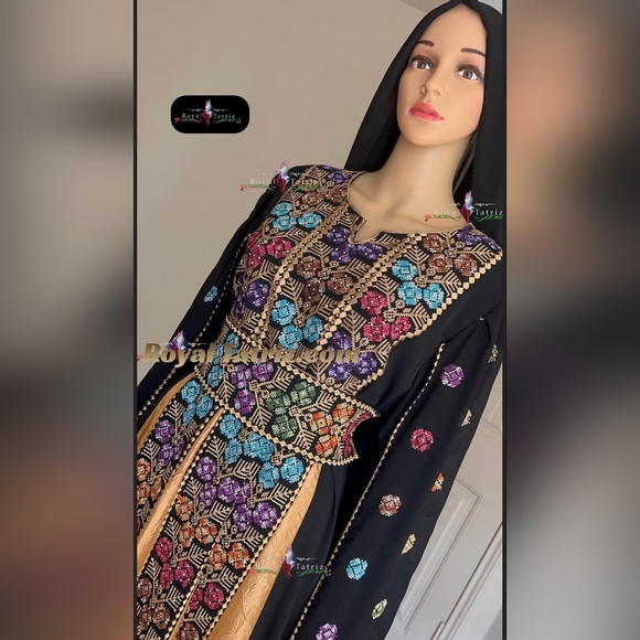 Tatreez, Golden/black Flower embroidery thoub. - Picture 2 of 4